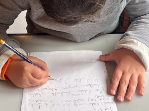 Rééducation des troubles du geste d&rsquo;écriture selon la méthode DUMONT